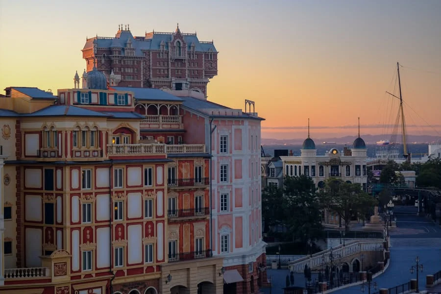 อาคาร Tower of Terror และแนวอาคารริมน้ำในแสงเย็น