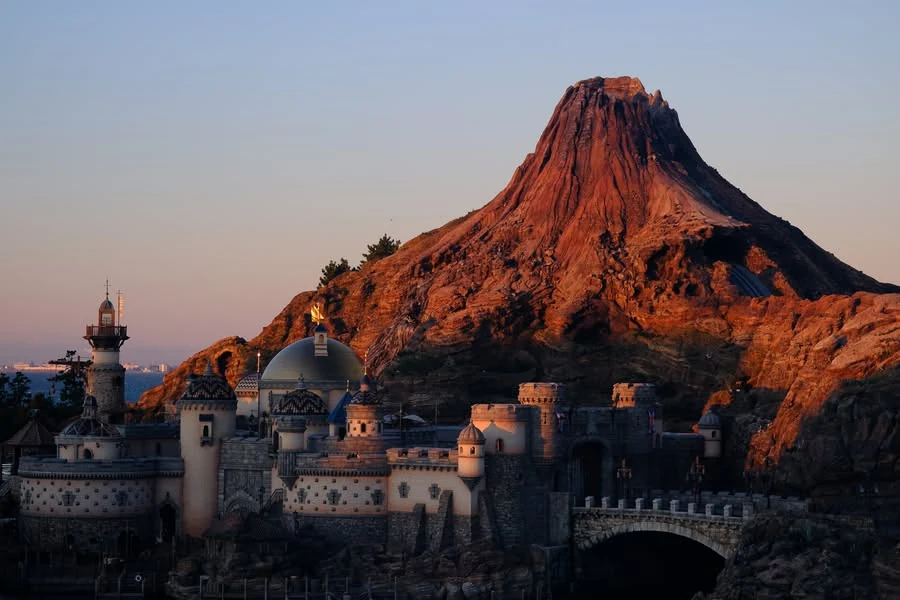 ยอดภูเขาไฟของ DisneySea กระทบแสงเย็น