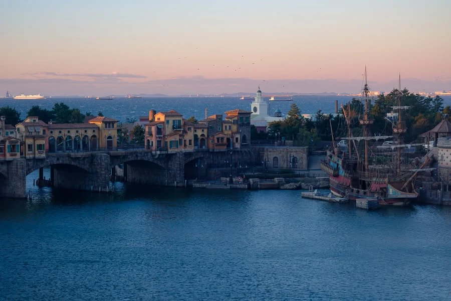 อ่าว Mediterranean Harbor ในช่วงแสงสุดท้ายของวัน