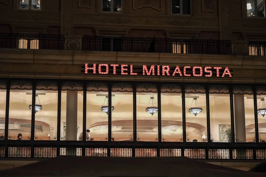 ป้าย MiraCosta Hotel และทางเดินภายในโรงแรม