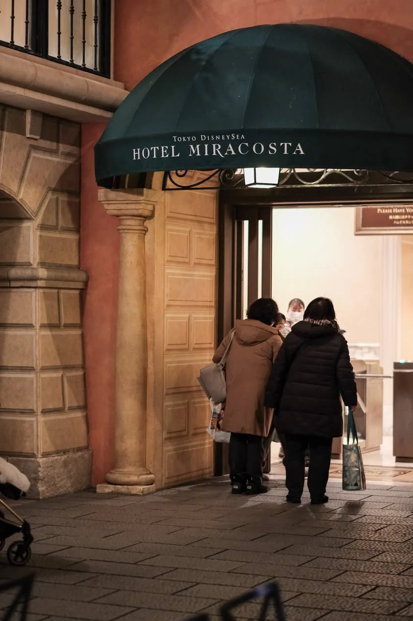 ทางเข้าโรงแรม MiraCosta Hotel จากฝั่งสวนสนุก