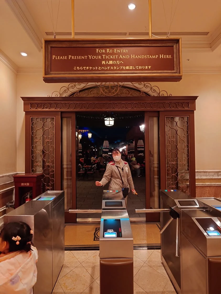 ประตูและจุดตรวจบัตรทางเข้าโรงแรม MiraCosta Hotel