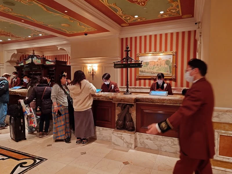 เคาน์เตอร์เช็กอินและแขกในล็อบบี้ MiraCosta Hotel