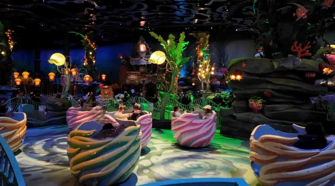 เครื่องเล่นรูปถ้วยและแสงไฟภายใน Mermaid Lagoon