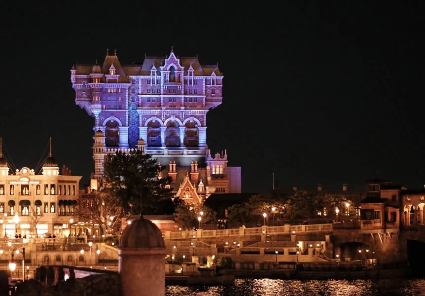 Tower of Terror เปิดไฟในยามค่ำ