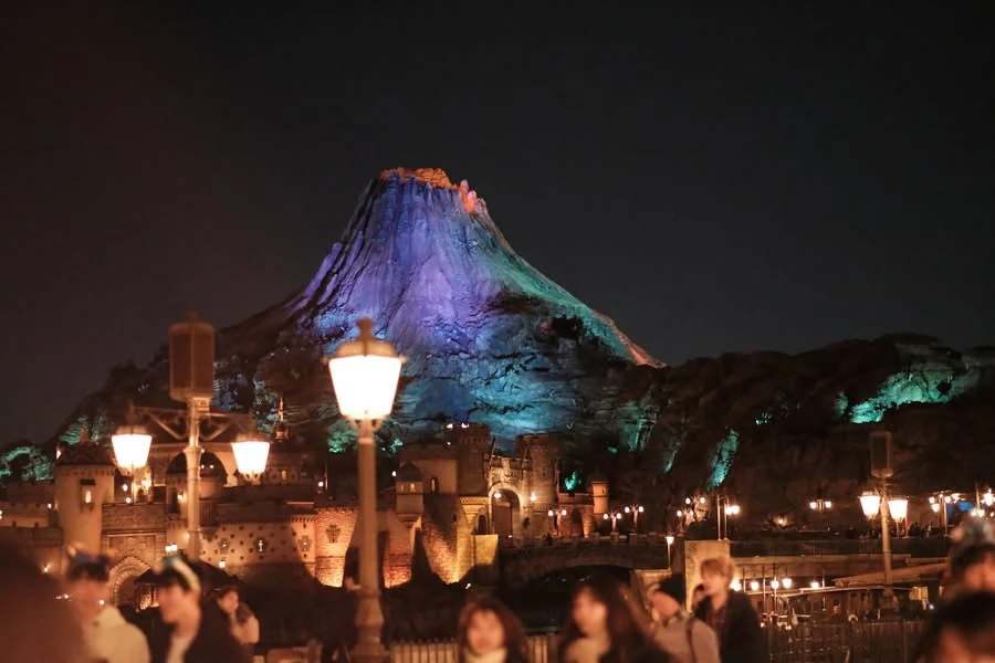 ภูเขาไฟและแสงไฟของ DisneySea ยามค่ำ