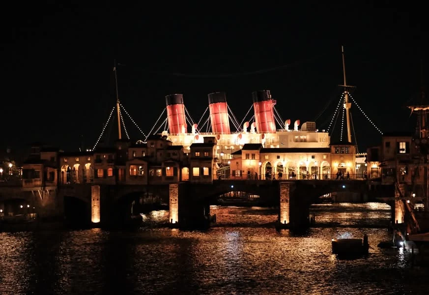 เรือ S.S. Columbia เปิดไฟสะท้อนบนผิวน้ำยามค่ำ
