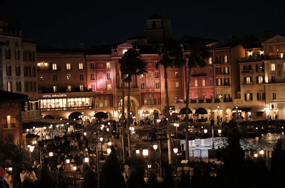 อาคารริมน้ำของ DisneySea เปิดไฟในเวลากลางคืน