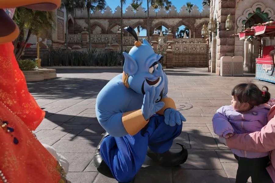Genie ทักทายเด็ก ๆ ที่ Arabian Coast