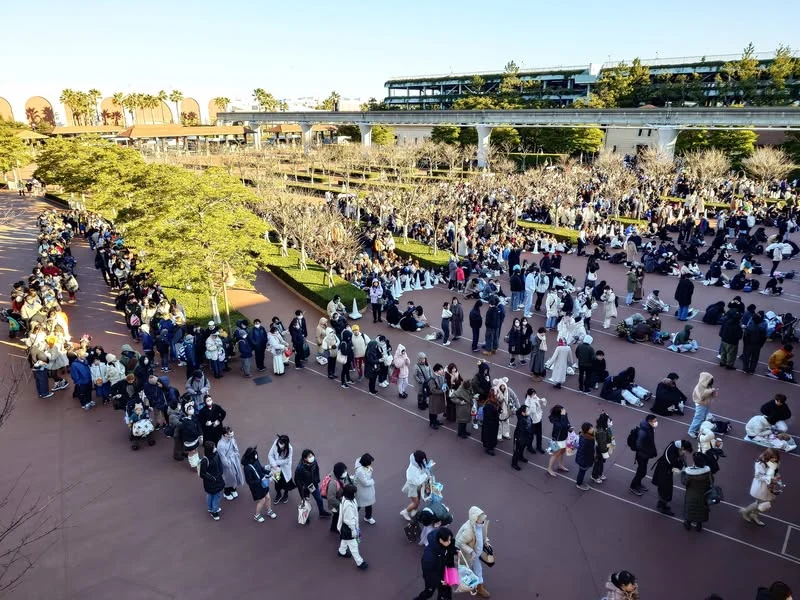 ผู้คนรอเข้าสวนสนุก DisneySea ในตอนเช้า