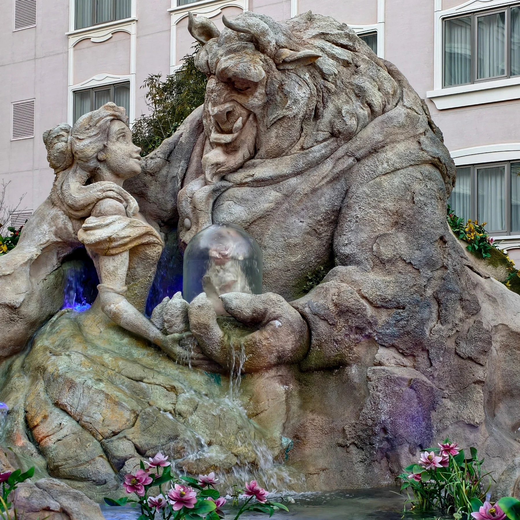 รูปสลักหิน Beauty and the Beast หน้าอาคาร Fantasy Springs Hotel