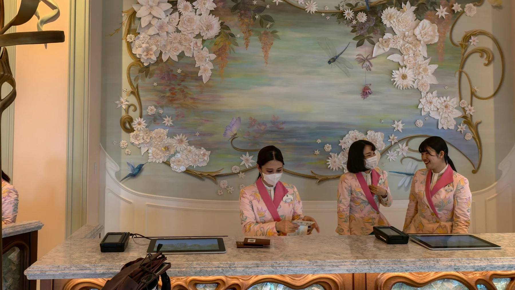 เคาน์เตอร์เช็กอินประดับดอกไม้ของ Fantasy Springs Hotel