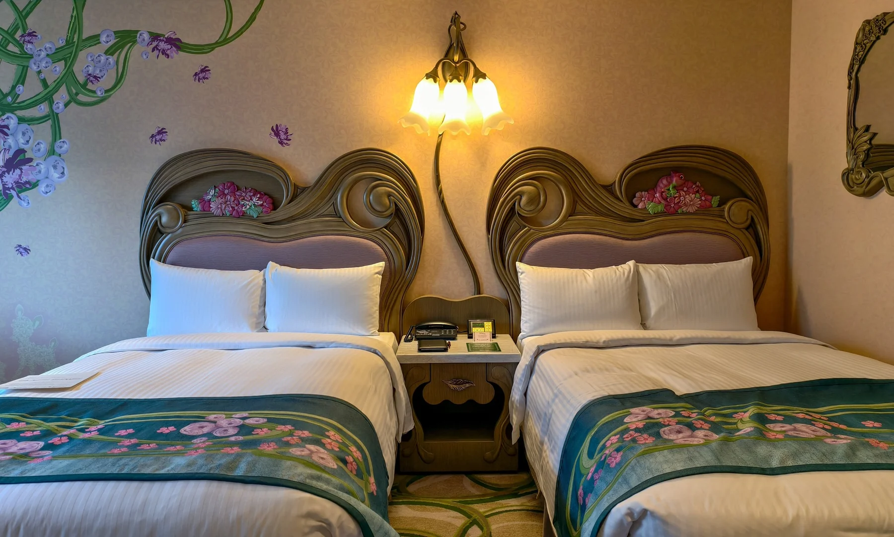 เตียงคู่และหัวเตียงลายดอกไม้ในห้องฝั่ง Rose Court