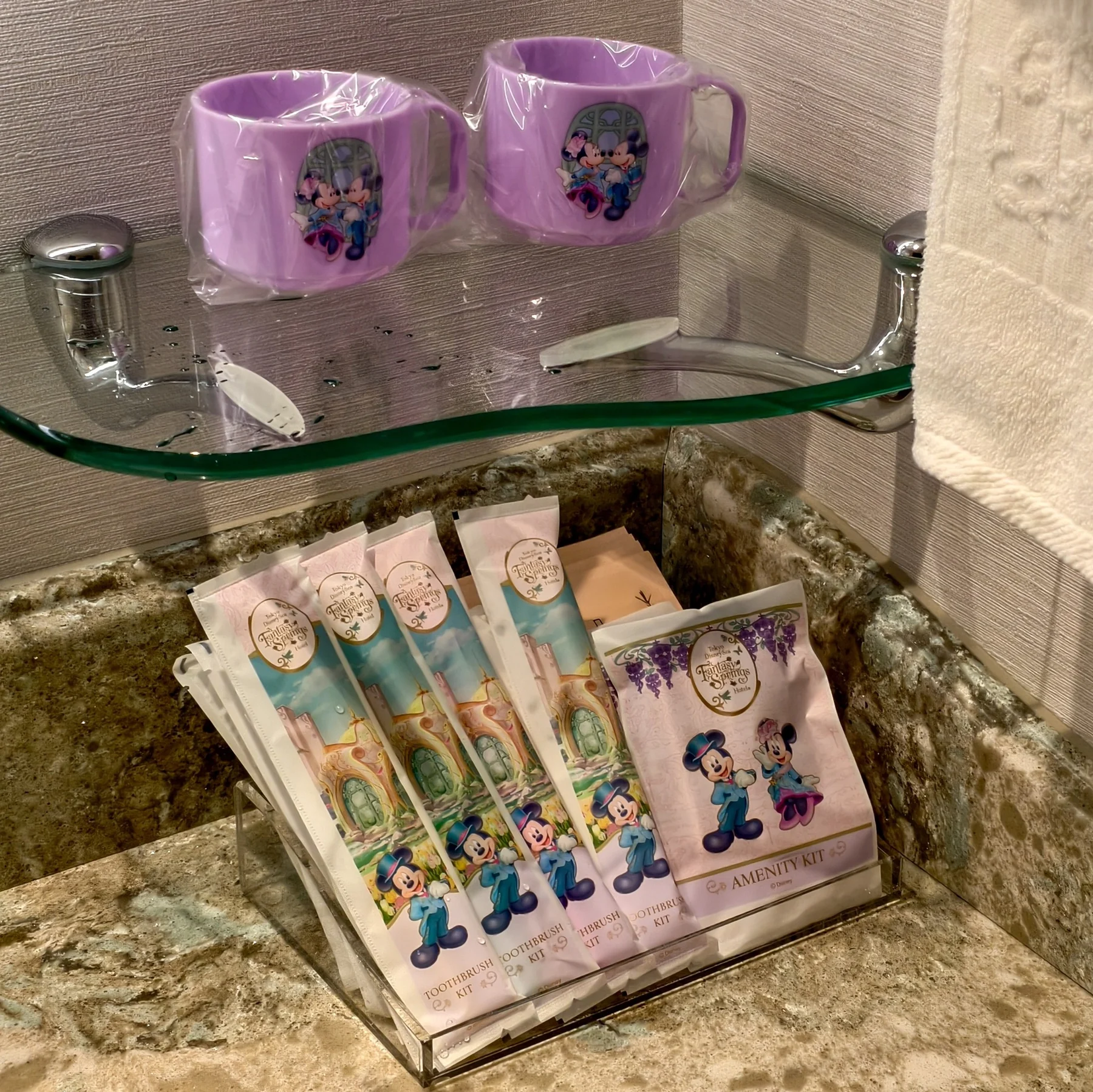 แก้วน้ำและชุดของใช้สีม่วงจาก Fantasy Springs Hotel