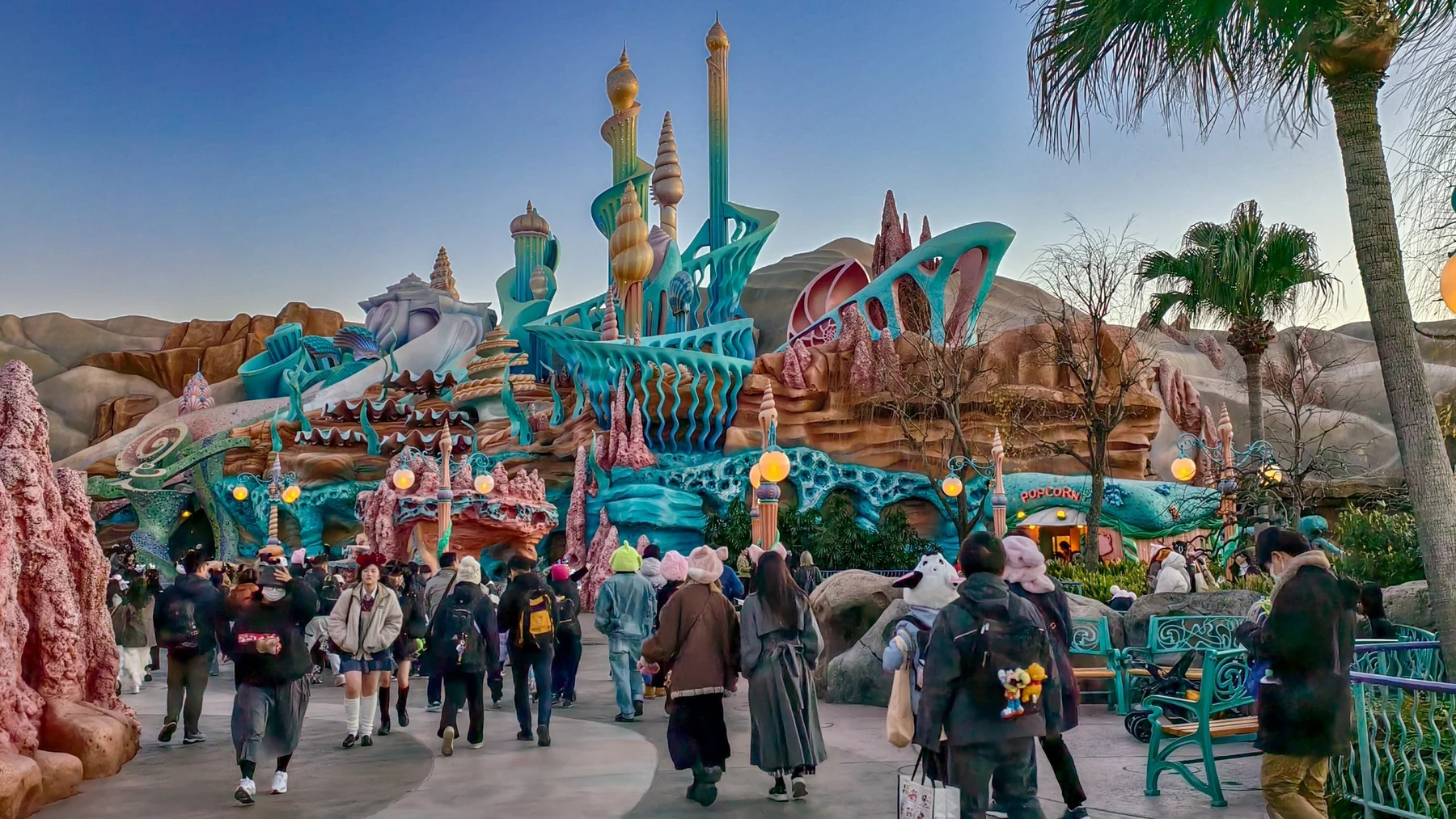 อาคารสีสันสดใสของ Mermaid Lagoon
