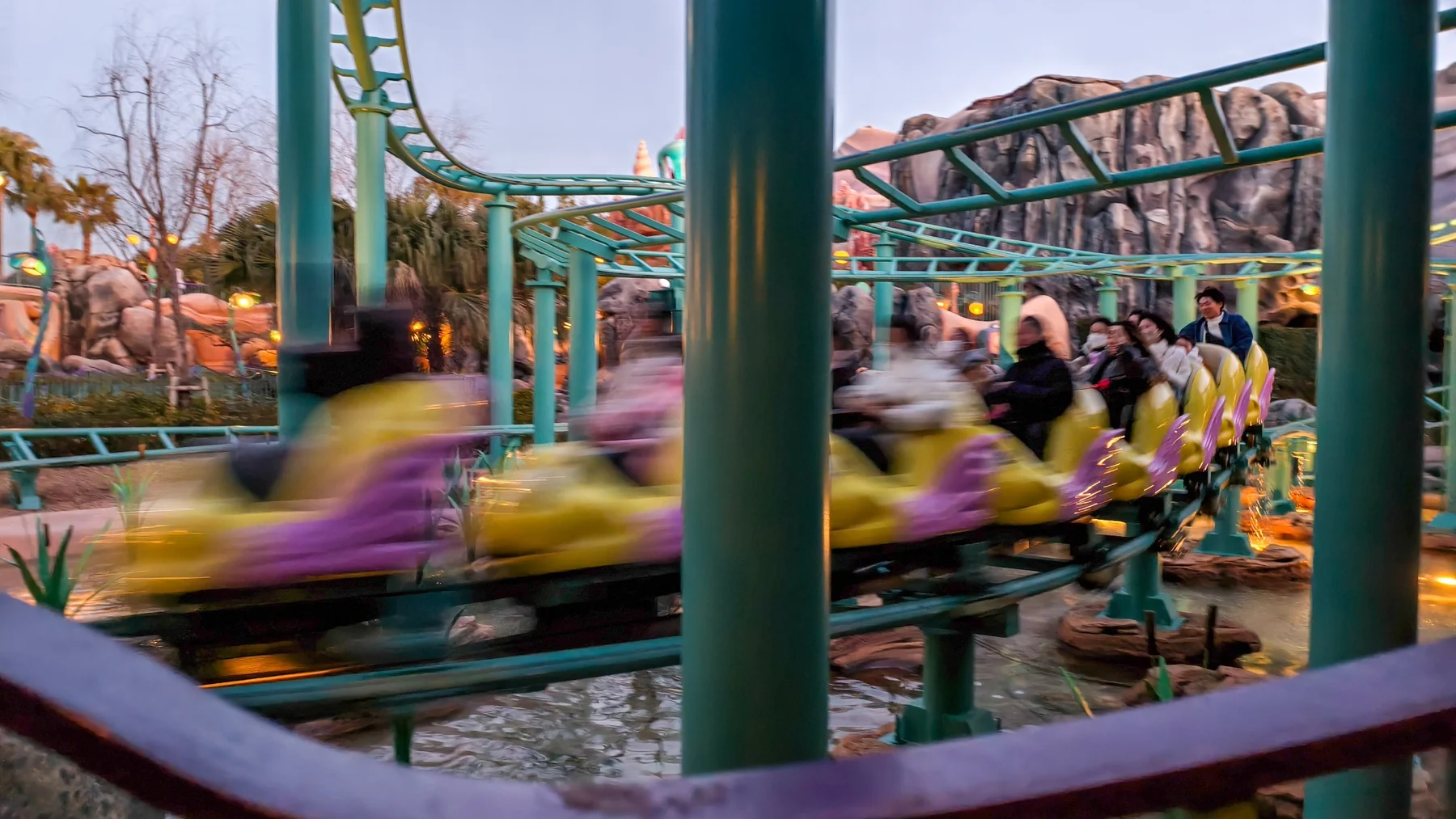 รถไฟเหาะ Flying Fish Coaster วิ่งผ่านราง
