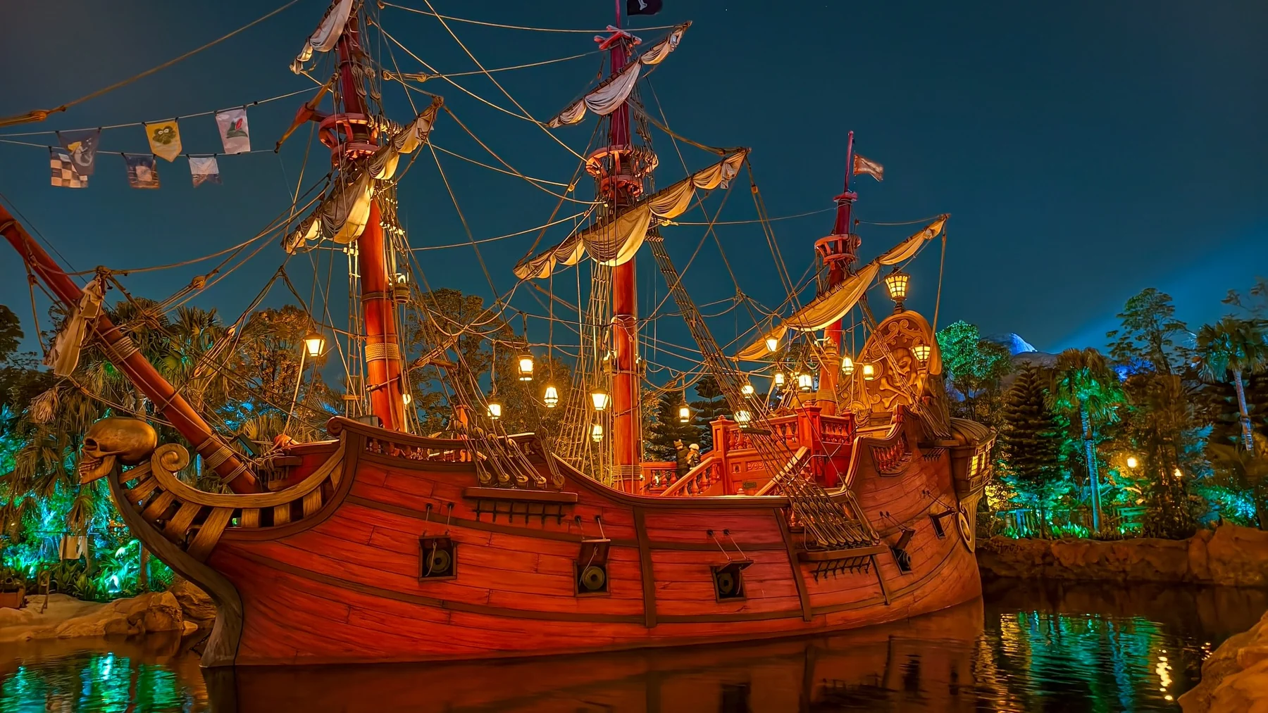 เรือโจรสลัดเปิดไฟใน Peter Pan’s Never Land