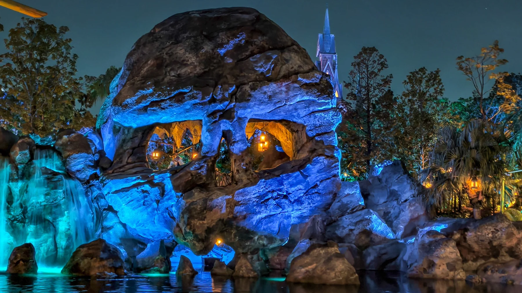 Skull Rock และแสงสีในช่วงกลางคืน