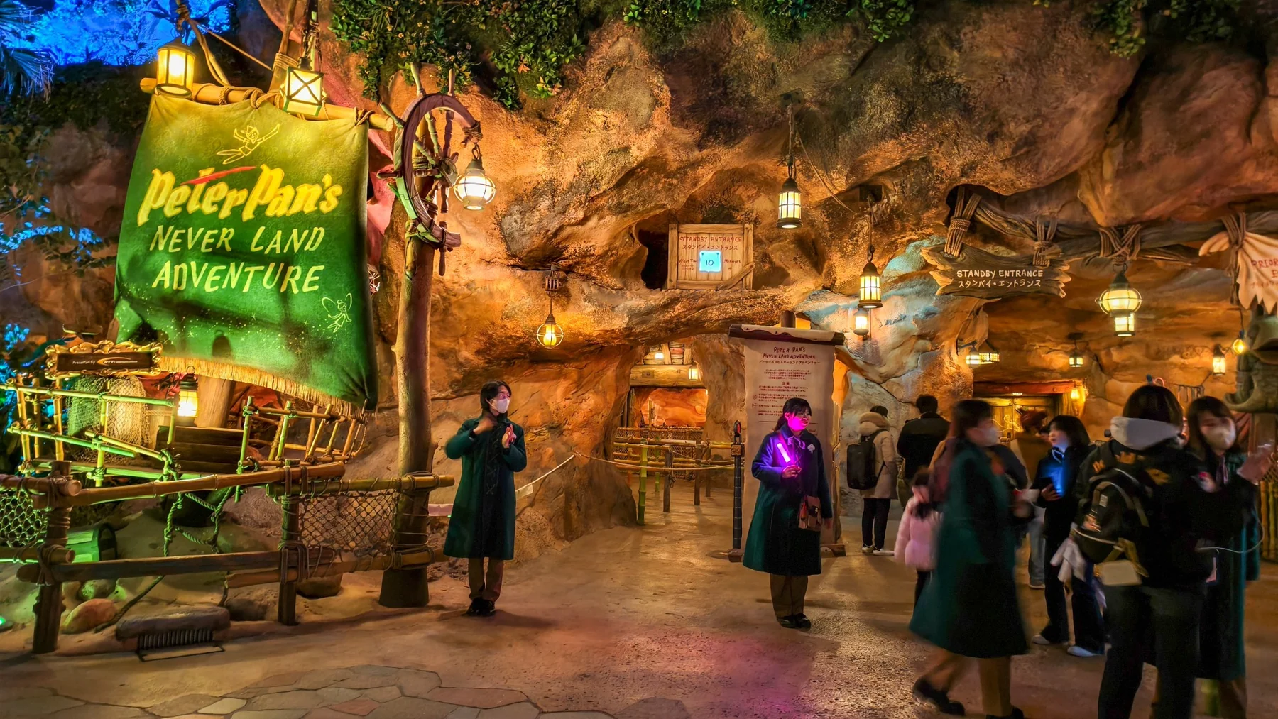 ทางเข้า Peter Pan’s Never Land Adventure เปิดไฟยามค่ำ