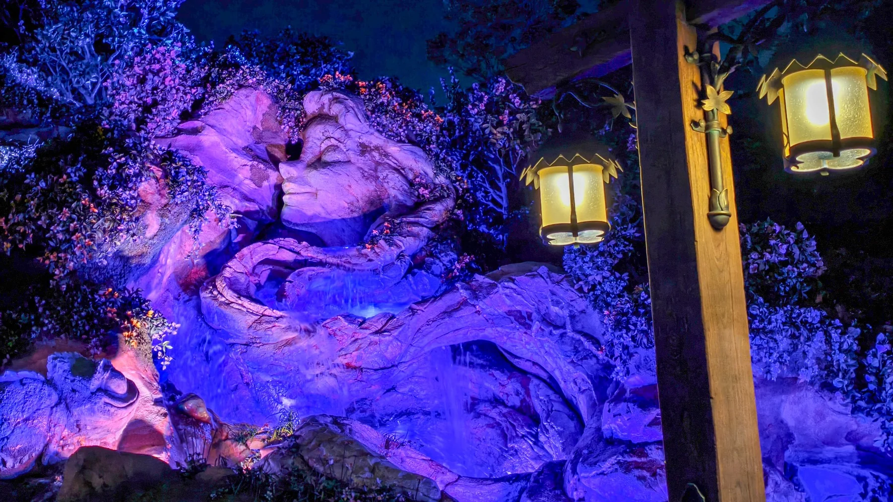 รูปสลักประดับแสงไฟใน Fantasy Springs ยามค่ำ