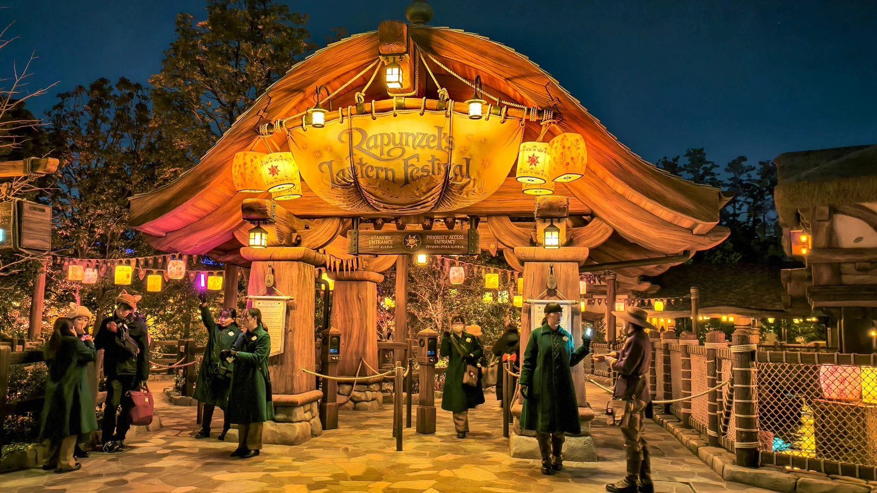 บริเวณ Rapunzel’s Lantern Festival เปิดไฟตอนกลางคืน