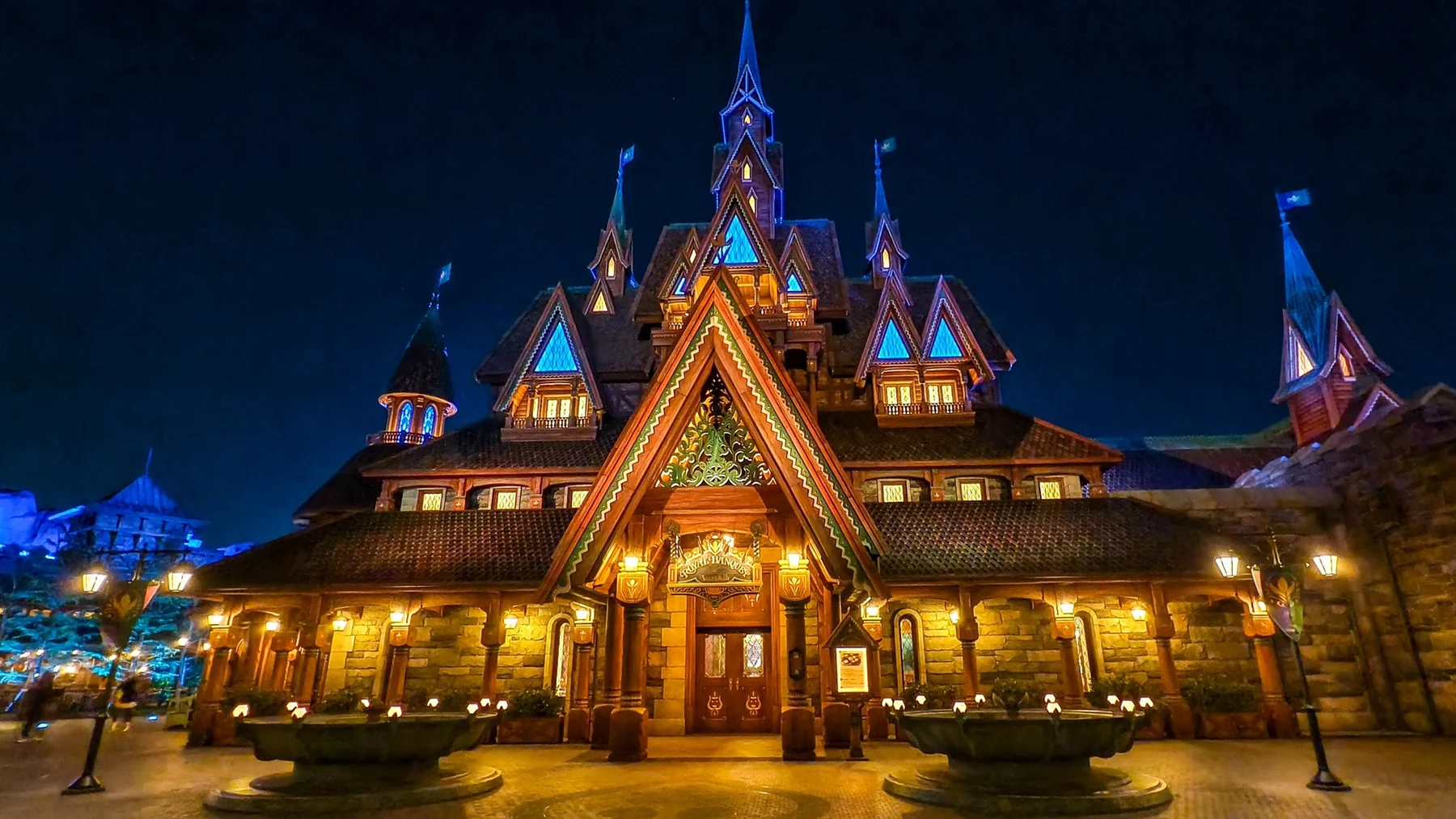 อาคารใน Frozen Kingdom และยอดปราสาทน้ำแข็งยามค่ำ