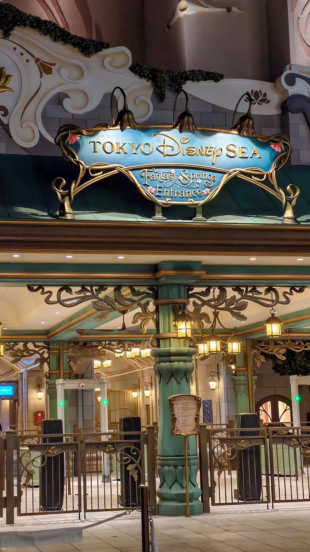 ป้ายทางเข้า Tokyo DisneySea สำหรับแขก Fantasy Springs Hotel