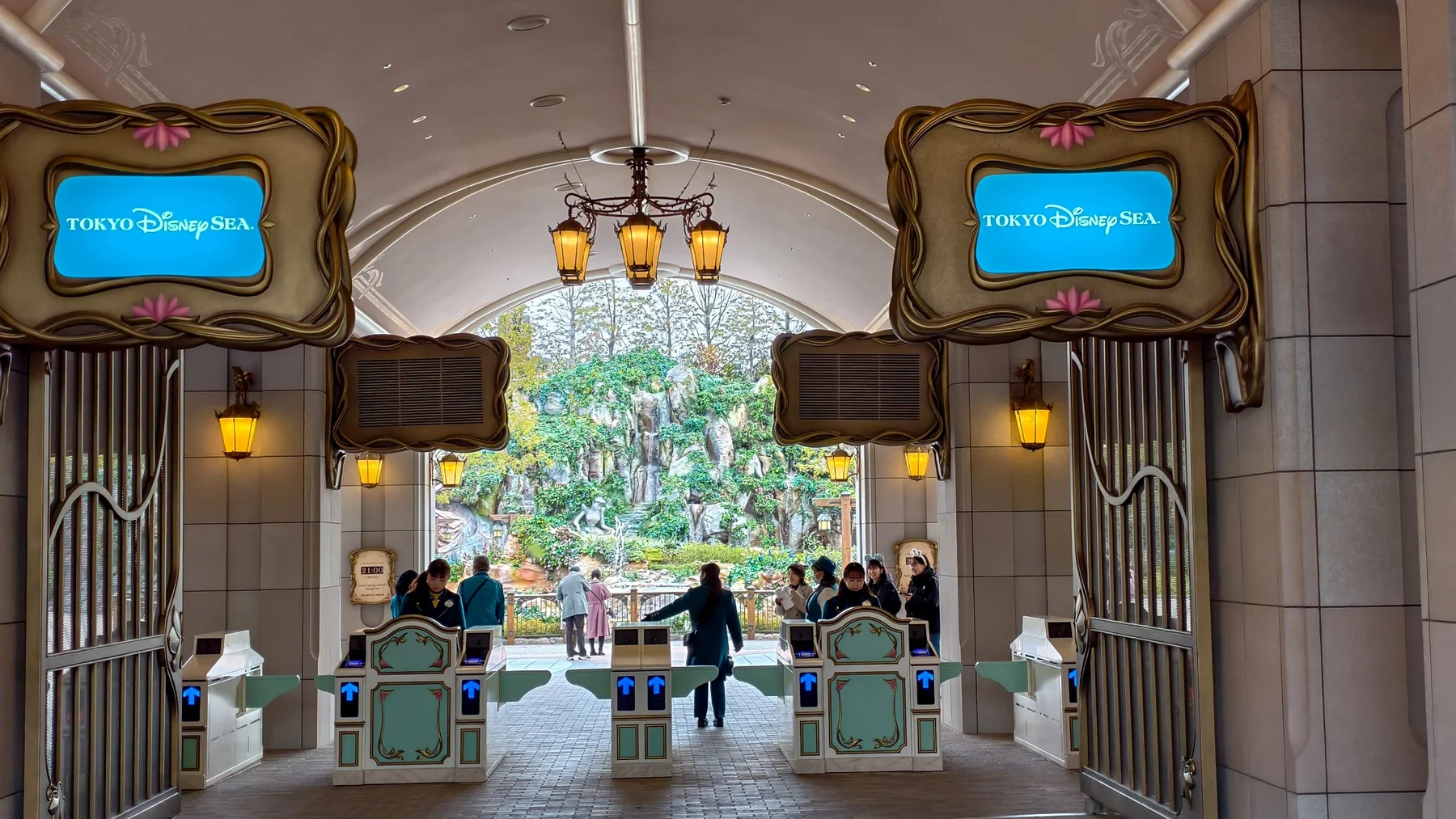 ทางเข้าเฉพาะของ Fantasy Springs Hotel เชื่อมไปยัง Tokyo DisneySea