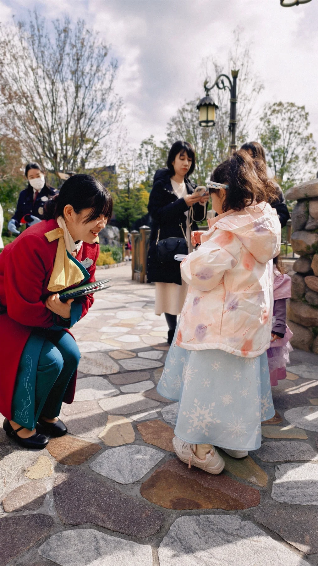 ลูกสาวพบตัวละคร Disney ระหว่างเดินในสวนสนุก