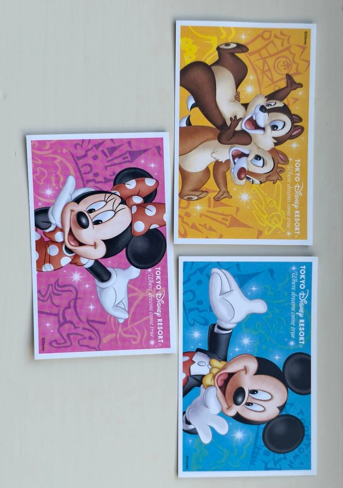 ภาพตัวละคร Disney ด้านหลังบัตรกระดาษ