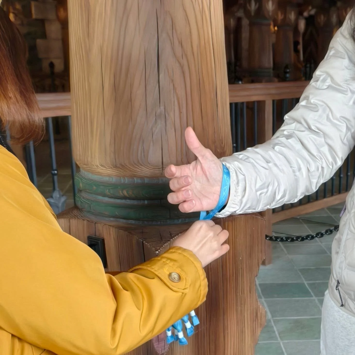 Cast Member ผูกสายรัดข้อมือสีน้ำเงินให้ผู้ใช้ Fantasy Springs Magic