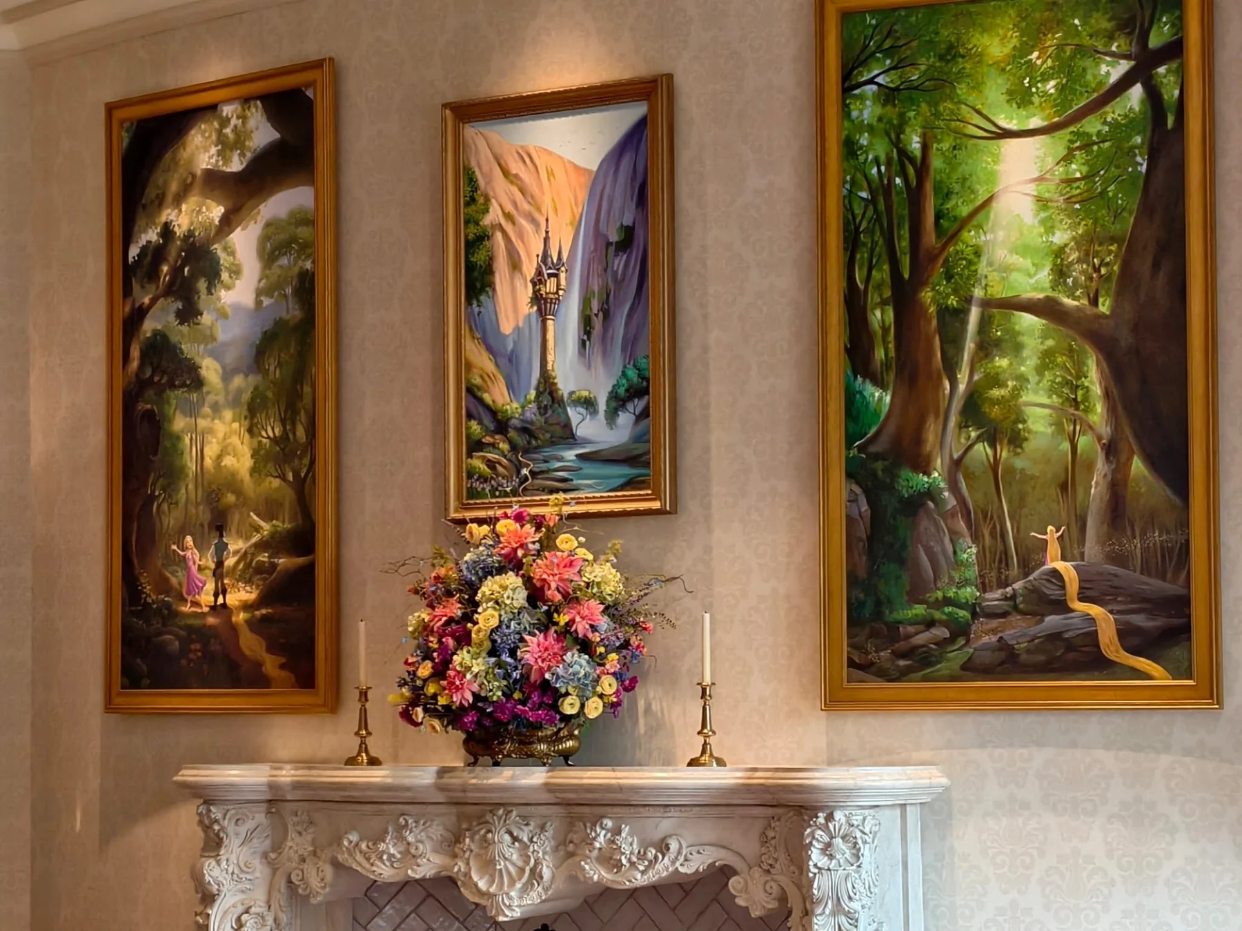 ภาพวาดและดอกไม้ประดับภายใน Fantasy Springs Restaurant
