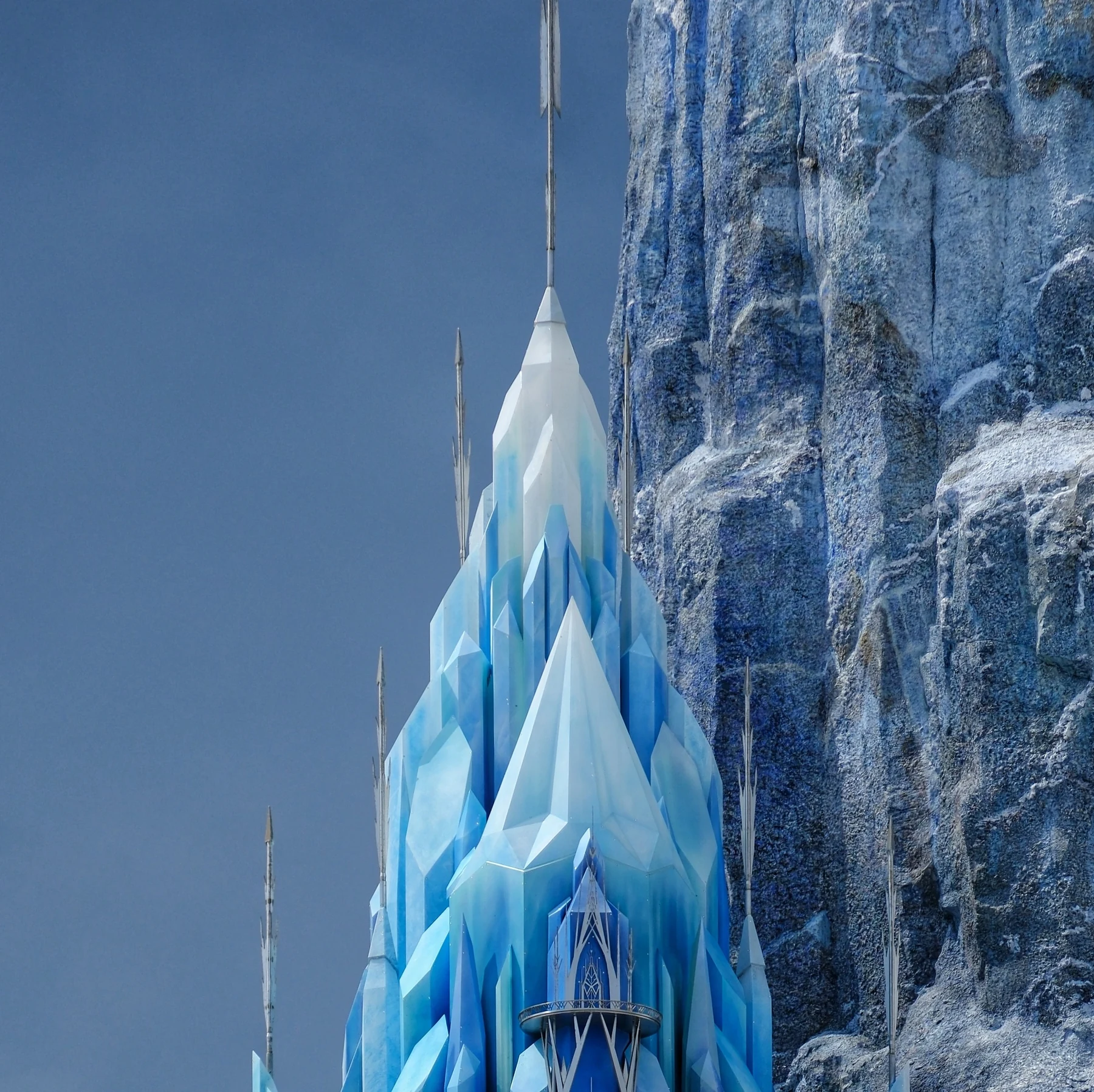 ยอดปราสาทน้ำแข็งของ Elsa ในโซน Frozen Kingdom