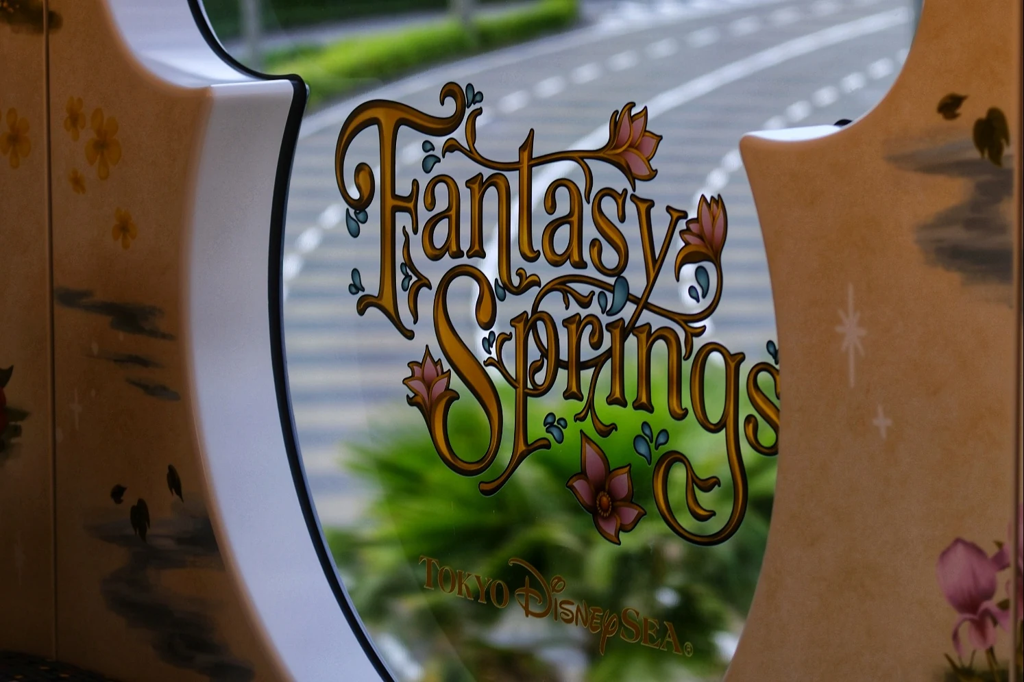 ขบวน Monorail ที่ตกแต่งต้อนรับ Fantasy Springs