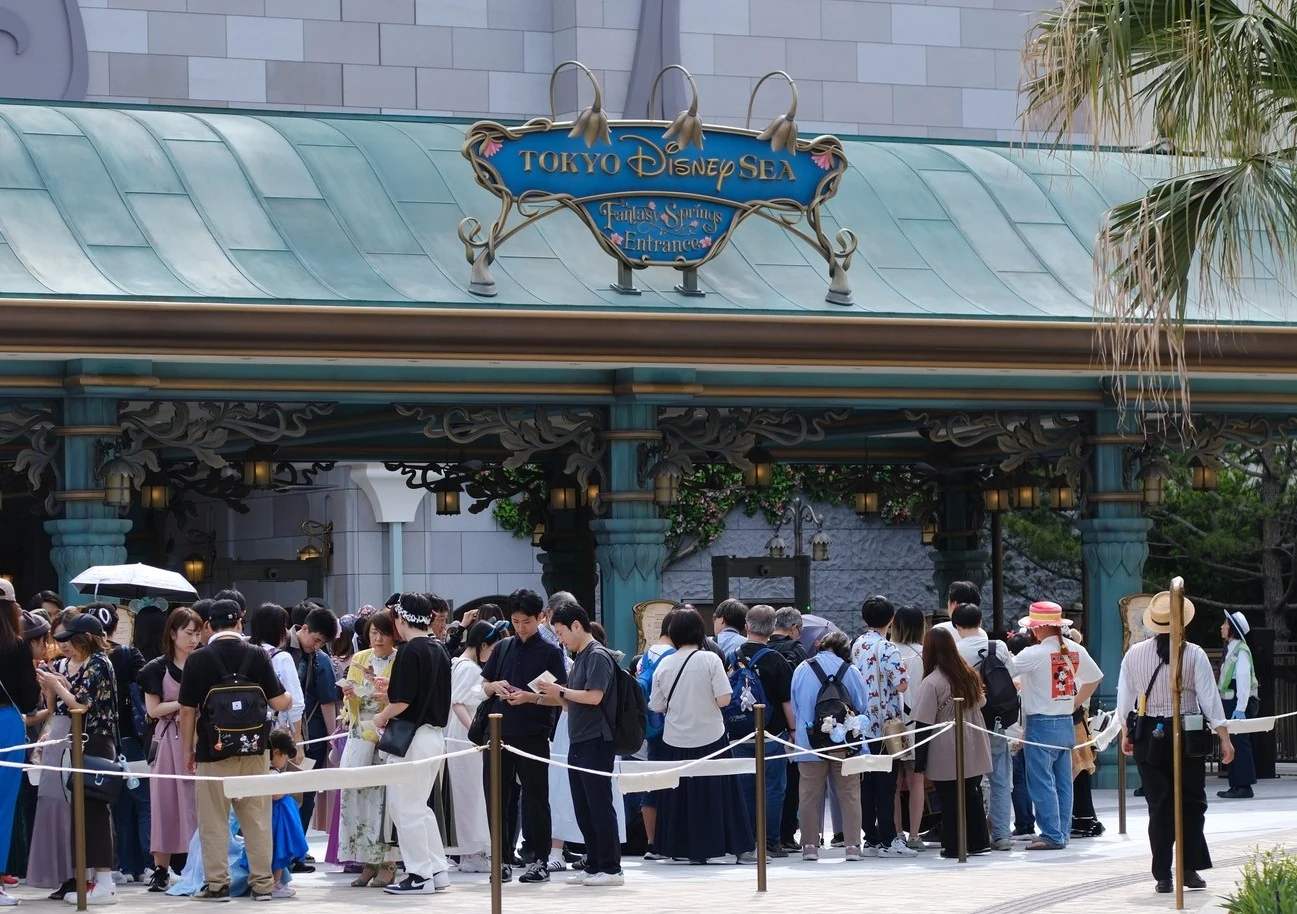 แขกต่อแถวบริเวณทางเข้าเฉพาะของ Fantasy Springs Hotel