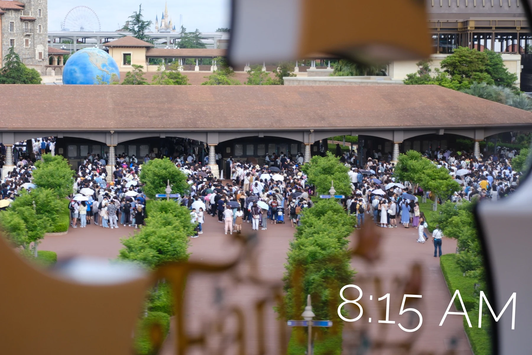 แถวทางเข้าหลัก DisneySea เวลา 8:15 น. มองจาก Monorail