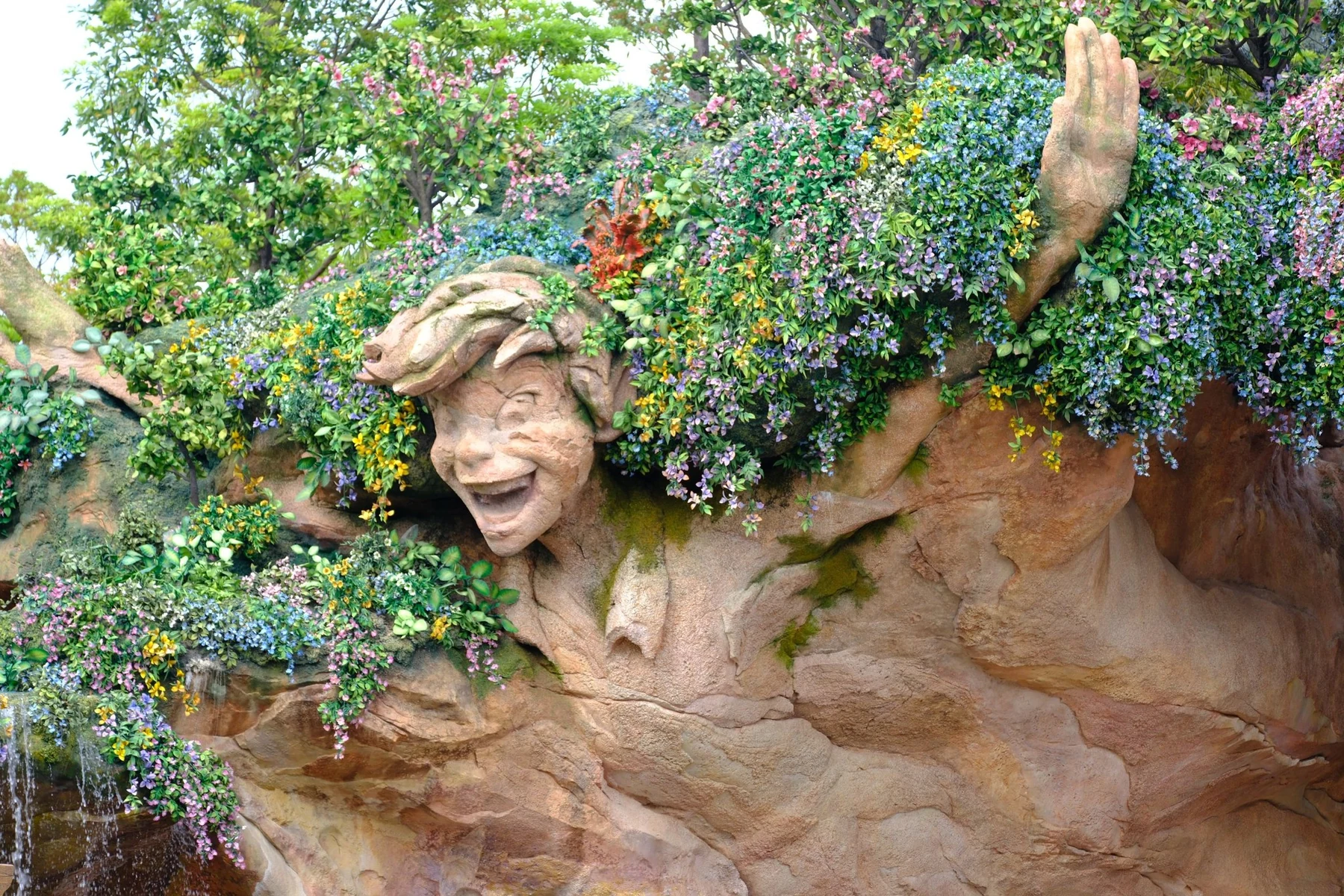 รูปสลัก Peter Pan ท่ามกลางต้นไม้
