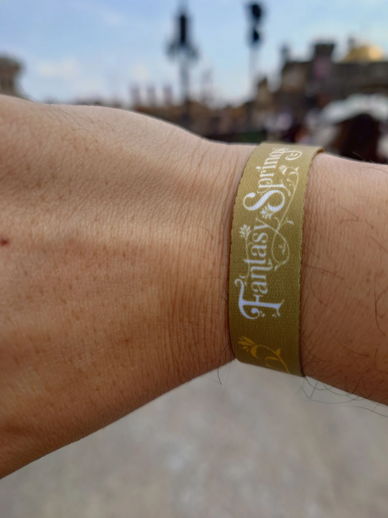 สายรัดข้อมือ Fantasy Springs Magic จากทริปมิถุนายน 2024