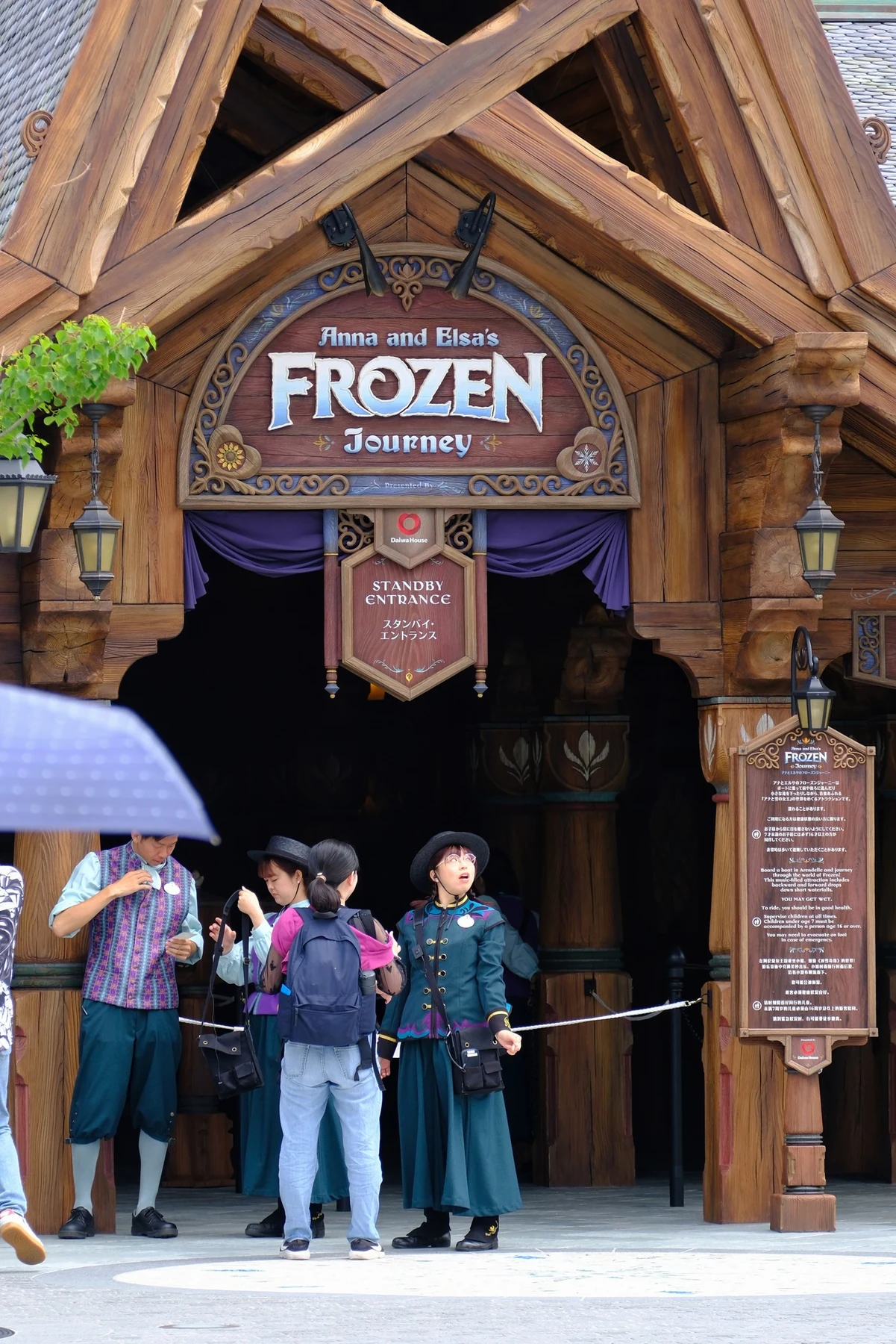 ทางเข้า Anna and Elsa’s Frozen Journey ช่วงเช้า
