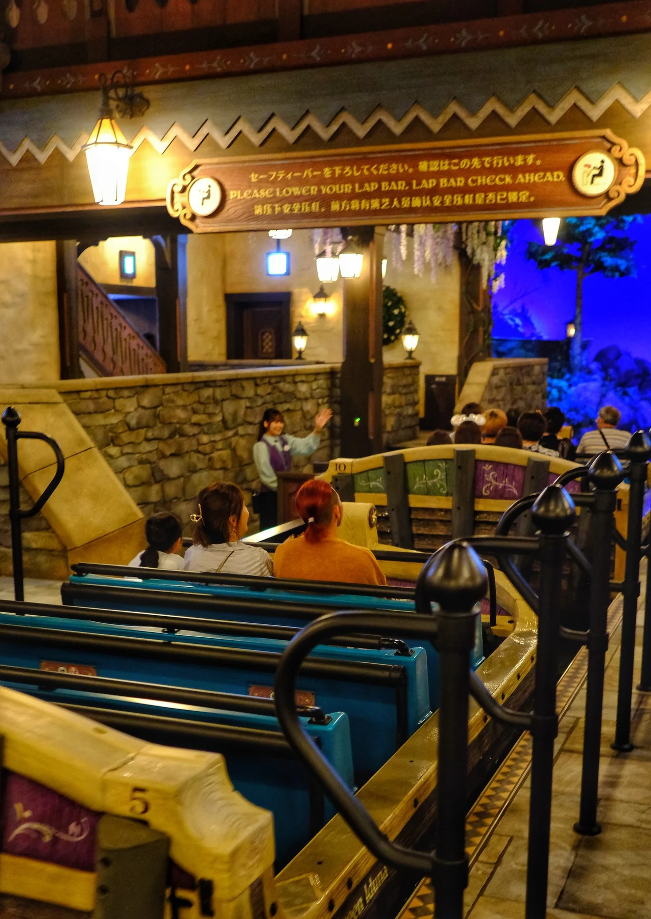 เรือและจุดขึ้นเครื่องเล่น Frozen Journey ช่วงเช้า