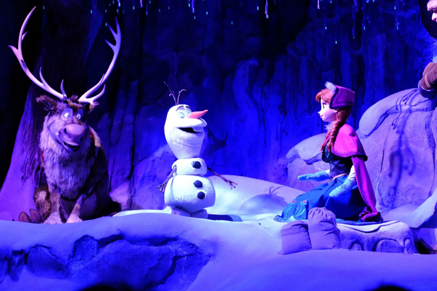 ฉาก Olaf Sven และตัวละครจาก Frozen