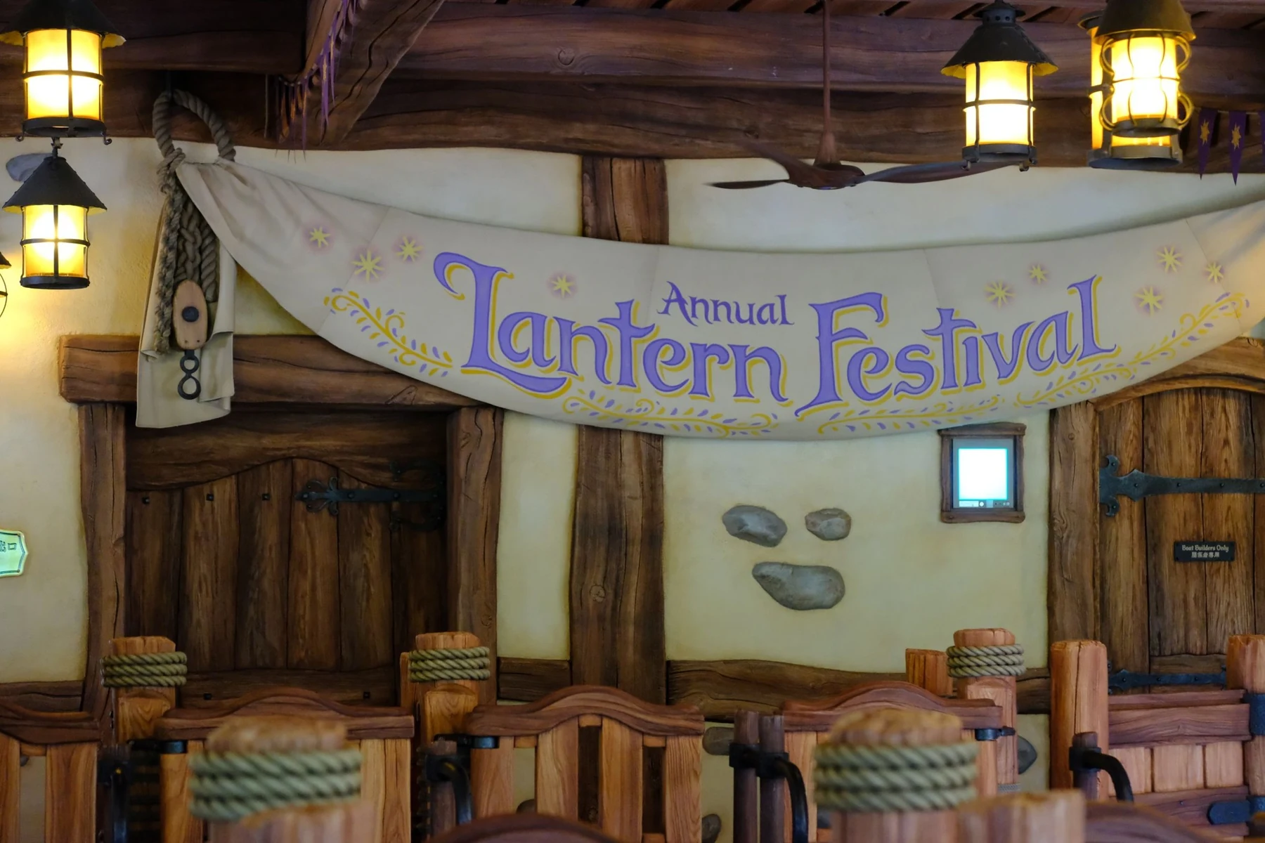 ป้าย Lantern Festival บริเวณเครื่องเล่น Rapunzel
