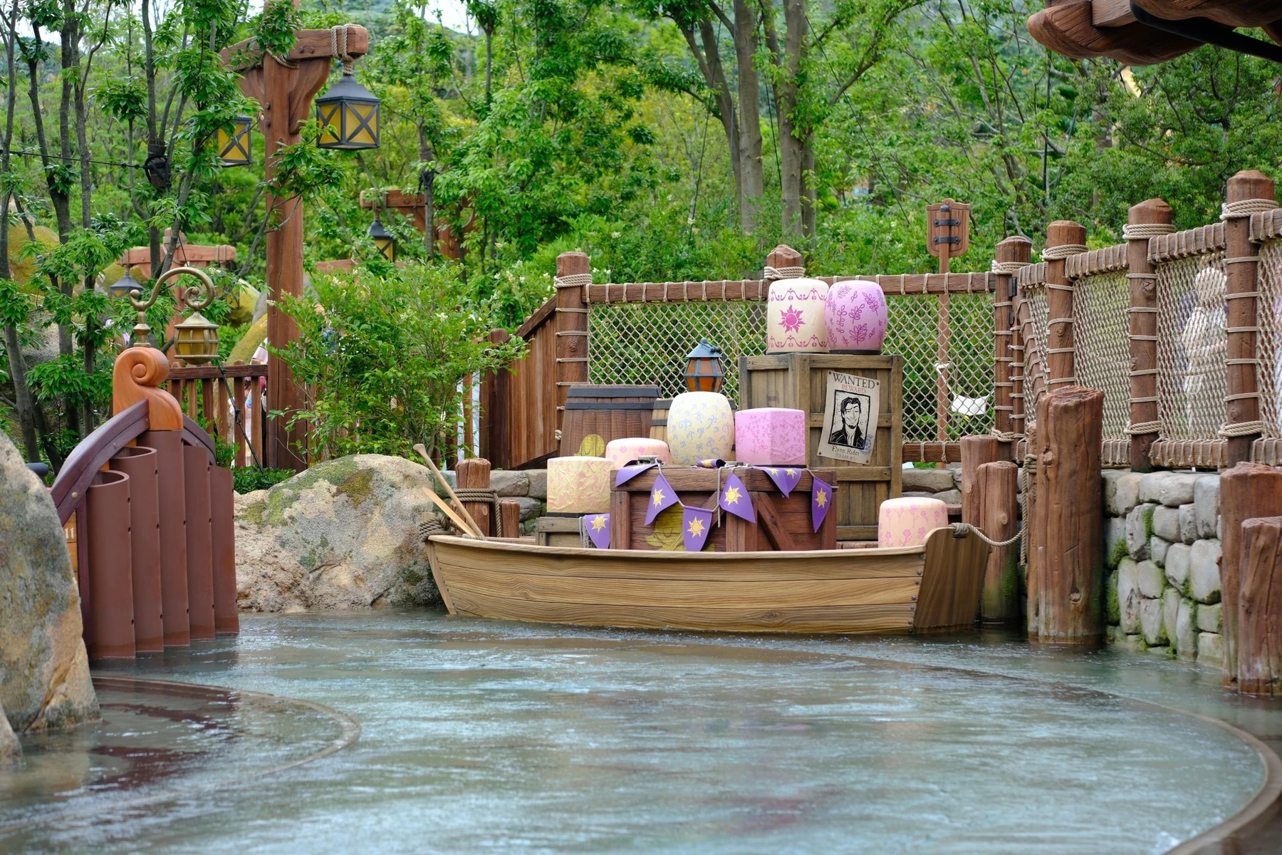 ล่องเรือผ่านฉากกลางแจ้งในเครื่องเล่น Rapunzel