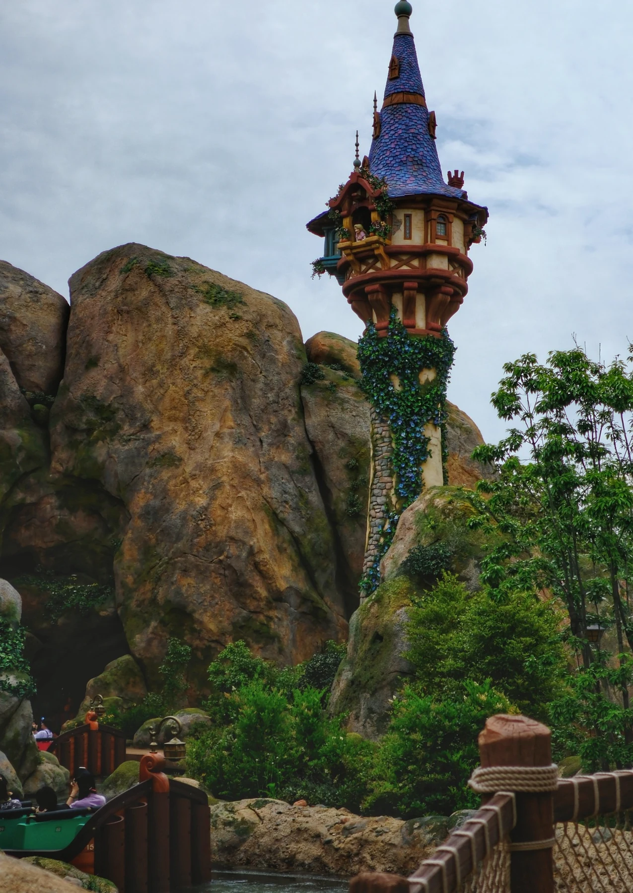 หอคอย Rapunzel ท่ามกลางต้นไม้