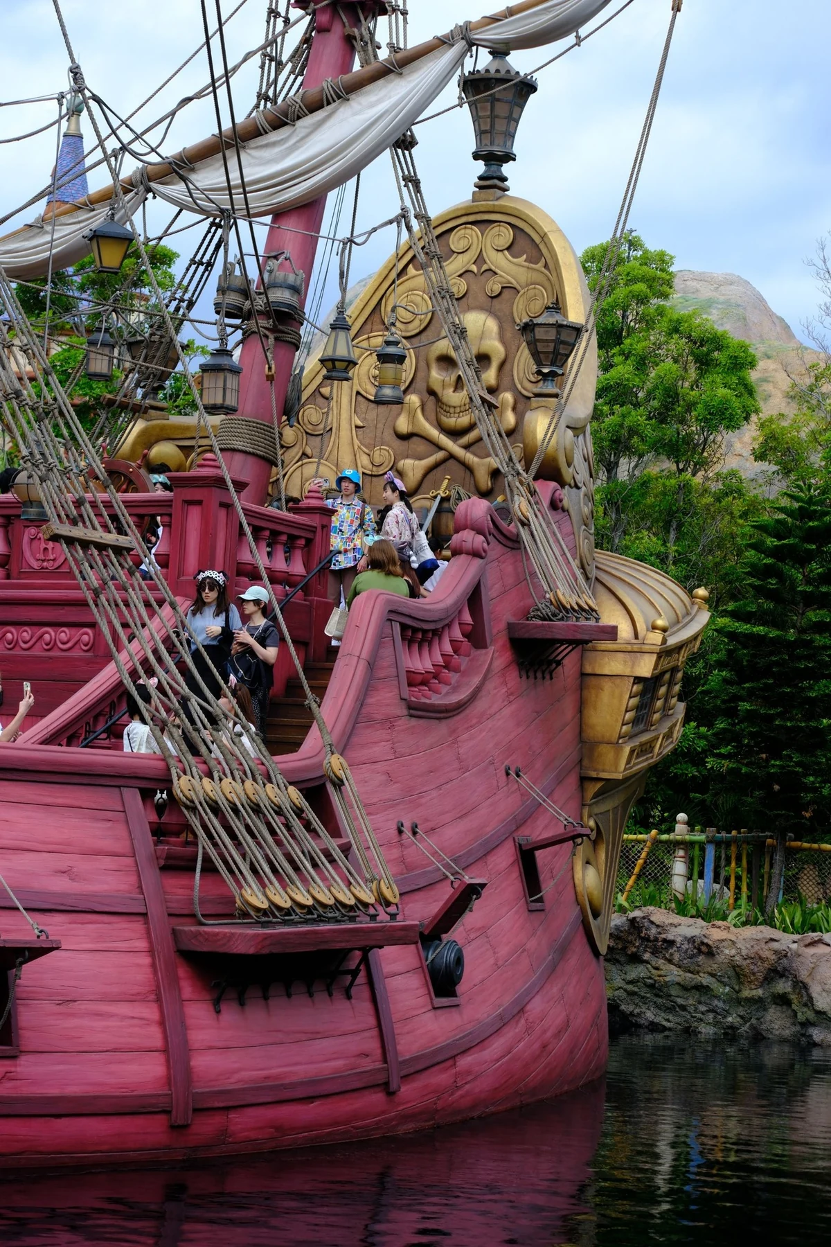 ท้ายเรือโจรสลัดในโซน Peter Pan