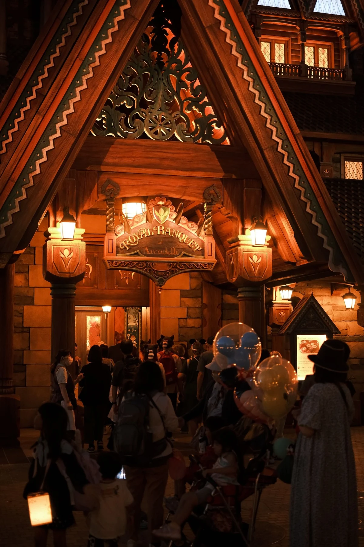 โถงเครื่องเล่น Frozen Journey ในช่วงค่ำ