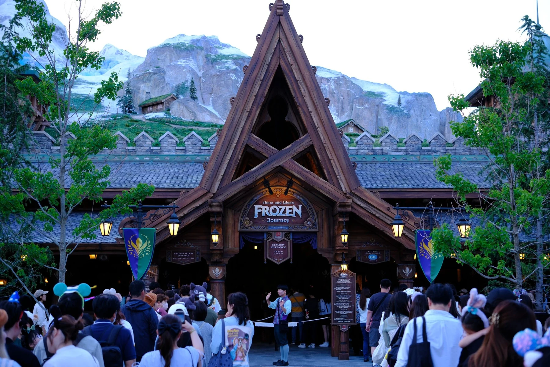 อาคาร Anna and Elsa’s Frozen Journey ในช่วงเย็น