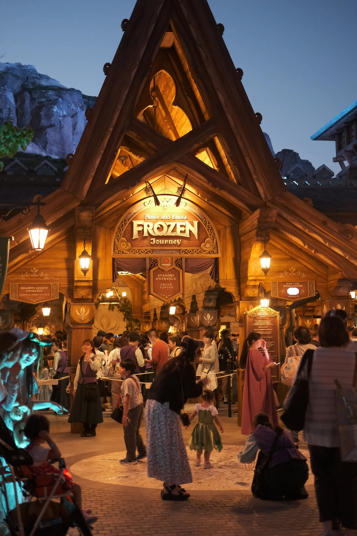 ทางเข้า Frozen Journey เมื่อเปิดไฟในช่วงค่ำ
