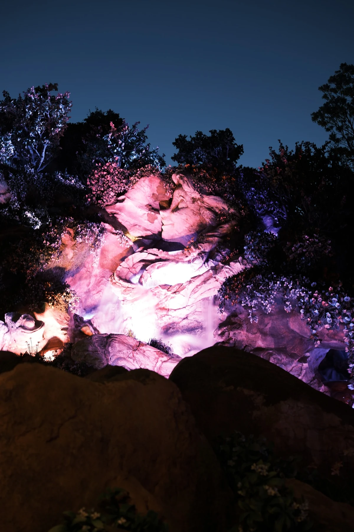 รูปสลักและแสงไฟใน Fantasy Springs ช่วงค่ำ