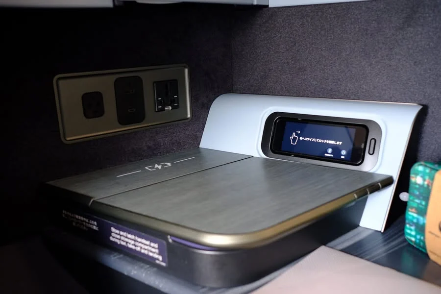 ชาร์จโทรศัพท์ได้ทั้งแบบไร้สาย และช่อง USB-C กับ USB-A